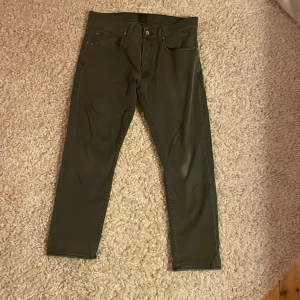 Gråa byxor från Tiger of sweden  - Snygga gråa byxor från Tiger of Sweden i modellen pistolero . Storlek 32-32 passar mer som typ 31-31. hör av dig vid frågor!