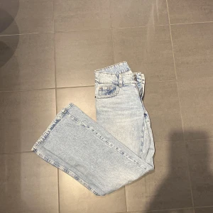 Ljusblå jeansbyxor - Snygga ljusblå jeansbyxor. De är bootcut och är från Gina Tricot (perfect jeans). 