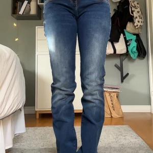 Ltb valerie - Snygga blå jeansbyxor med en klassisk design. De har en normal passform och är perfekta för en avslappnad stil. Byxorna har en dragkedja och knappar framtill.