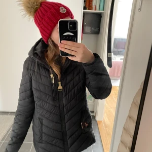 Röd moncler - Snygg röd mössa från moncler! Pris kan diskuteras🥰