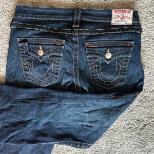 True religion jeans  - True religion low waist bootcut jeans. Storlek 29. Midjemått: 40 cm innerbenslängd: 76 cm. Modell Joey 