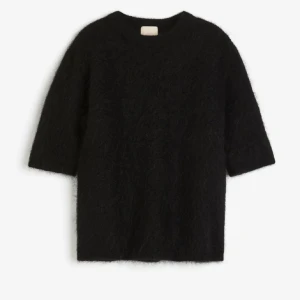 Svart tröja med trekvartsärm - Svart stickad tröja med trekvartsärm super fin och jätte skön, storlek m men passar mig som vanligtvis har s