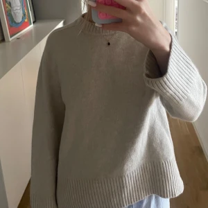 Kashmir tröja  - Så fin tröja men kommer inte till användning då jag känner att färgen inte passar mig! Orginalpris 3400kr. Använd ca 2 gånger 💓💓skriv gärna om ni undrar ngt!