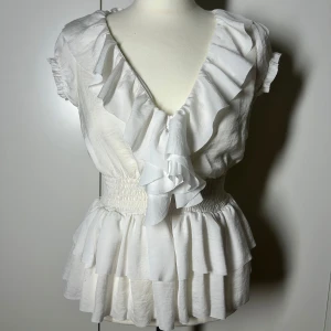 Volangblus  - Superfin vit volangblus. Storlek 34. Köp sker via köp nu, jag postar inom 24h. Kvar tills markerad såld 