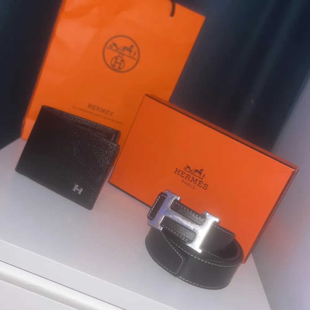 Snyggt svart skärp med en ikonisk H-spänne i silver. Perfekt för att ge en lyxig touch till din outfit. Skärpet är tillverkat i skinn och har en elegant design som passar till många olika stilar. tvekar vid funderingar. Tar emot byten. Muu.