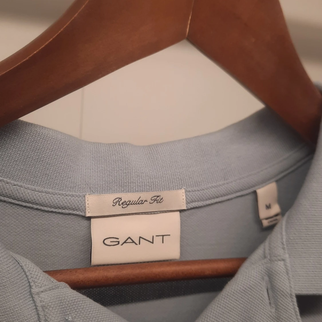 Ljusblå pikétröja från GANT - 2