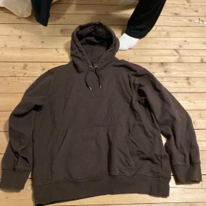 Brun hoodie - Säljes billigt! - Säljer en brun hoodie ifrån Hm som är i gott skick. Jag har ingen användning av den längre ut bara ligger i garderoben. Vid funderingar eller fler bilder så är det bara att kontakta mig! Kolla även in min sida. Säljer kläder sjukt billigt och då har du chansen att köpa bundles🤩  Med vänlig hälsning, 👋 