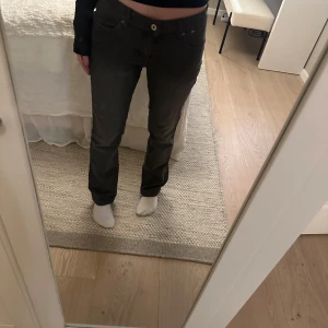Grå jeans från jsfn denim - Snygga mörkgrå jeans från jsfn denim med en rak passform. 💕