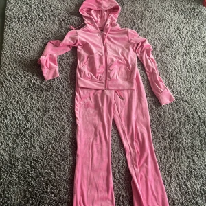 Rosa hoodie och byxor från Gina Tricot - Säljer en rosa hoodie och matchande byxor från Gina Tricot. Setet har en dragkedja framtill och en bekväm passform. Perfekt för en avslappnad stil. 💖