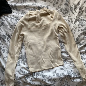 Beige långärmad topp - Tröja från Zara i storlek M. Fint skick och säljes då den inte kommer till användning. Säljes för 200+ frakt🫶