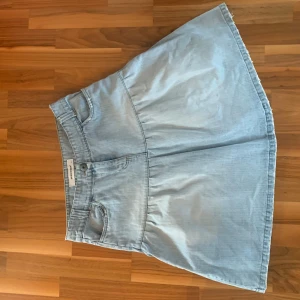 Ljusblå midi jeanskjol - Snygg ljusblå jeanskjol med en klassisk design. Knä lång. Vero Moda storlek 42. 