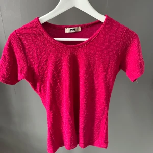 Rosa kortärmad topp - Säljer en snygg rosa topp från Joy.