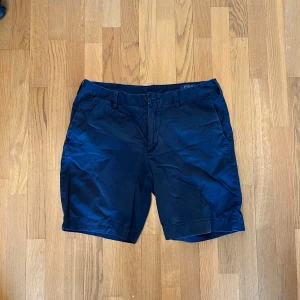 Ralph Lauren shorts - Ralph Lauren shorts i navy, använda men i bra skick
