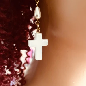 Made by prisförslag- 1 st Örhänge med kors och pärla - Elegant örhänge med ett vitt kors och en pärla. Perfekt för att ge en stilren touch till din outfit. Hängsmycket är fäst vid en guldfärgad kedja.