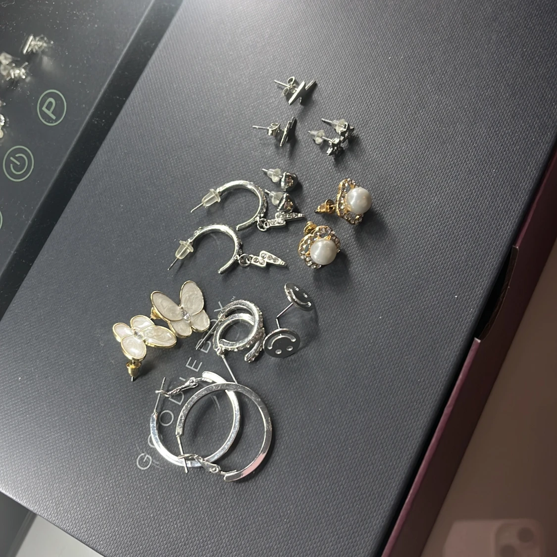 Set med örhängen i olika stilar