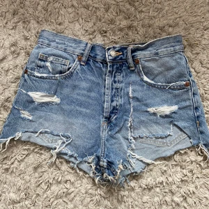 Blå jeansshorts med slitningar - Har gått sönder lite men jag har sytt ihop det som man kan se på första bilden💕