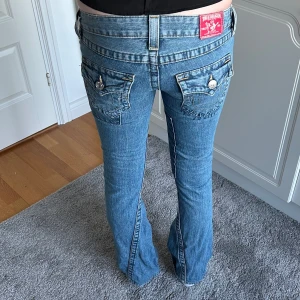 True religion jeans  - True religion low waist bootcut jeans. Storlek 25 men snarare 23. Midjemått: 35 cm innerbenslängd: 75 cm 