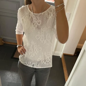 Vit spetströja  - Vit spetstopp från JETTE i storlek 38. Fint skick. Använd gärna köp nu!