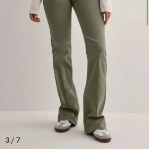 Olivgröna bootcut jeans  - Snygga gröna jeans i bootcut-stil. Har ett jätte litet hål på sidan av låret (inget man lägger märke till). Endast använda några gånger köpta för 700 kr!💕 Hör av er vid frågor och prisförslag!😊