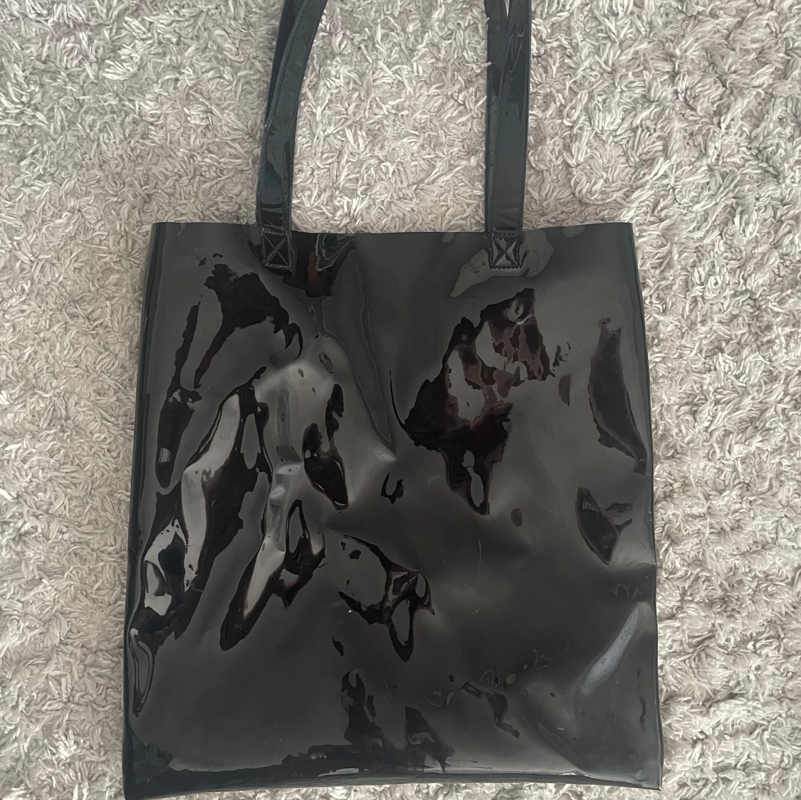 Svart glansig väska från Monki