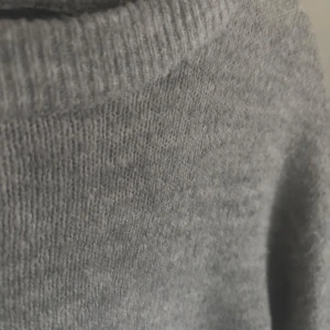 Grå stickad tröja - Säljer en ljusgrå stickad tröja i storlek S. Inga defekter. Skriv privat i dm för fler frågor, prisförslag m.m💕