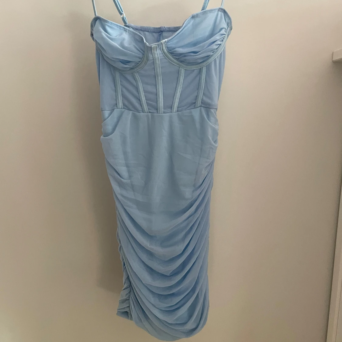 Ljusblå klänning med rynkdetaljer - 1