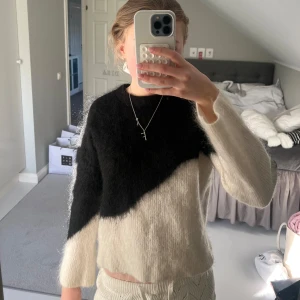 Svart och vit tröja från & Other Stories - Säljer en snygg svart och vit tröja från & Other Stories. Väldigt sparsamt andvänd och då har inga defekter💞Pris kan diskuteras!! Ord pris 1300kr