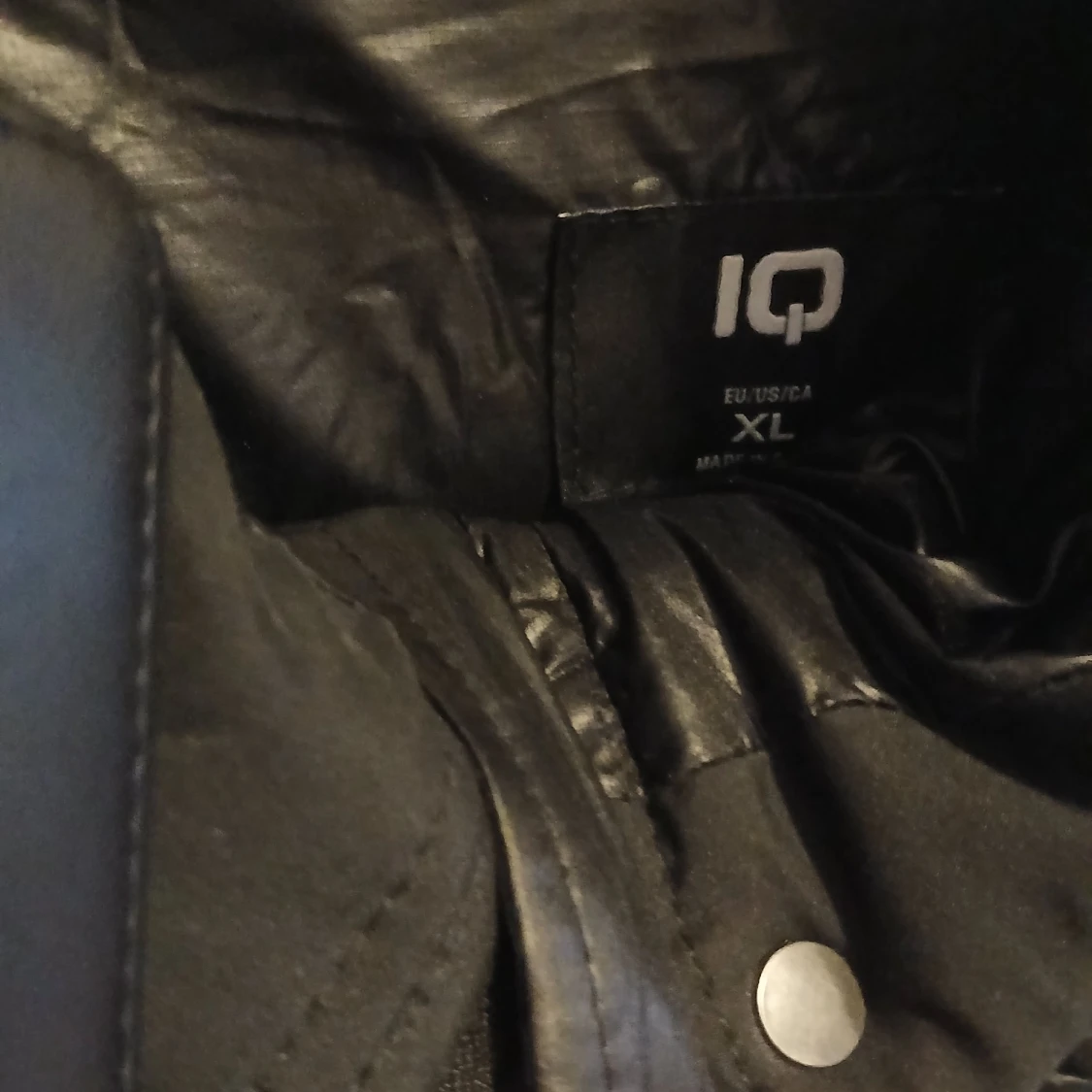 Svart pufferjacka från IQ