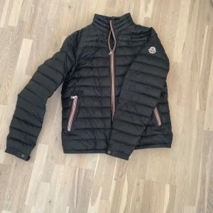 Moncler Daniel jacka  - Skick 8.5/10. Storlek 4 passar M. Nypris 12 000kr