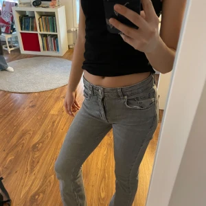 Grå jeans  - Ljusgråa midwaist bootcut jeans. Säljer då de är för korta💗