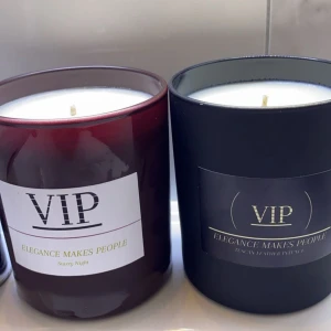 Doftljus VIP Elegance Makes People - Säljer eleganta doftljus från VIP med texten 'Elegance Makes People'. Finns i två varianter: en i vinröd glasbehållare med doften 'Starry Night' och en i svart glasbehållare med doften 'Tuscan Leather Intense'. Perfekta för att skapa en lyxig atmosfär hemma.
