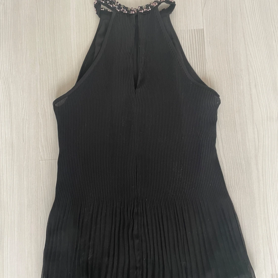 Svart ärmlös topp med pärldetaljer - 2