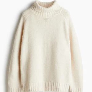 Vit stickad polotröja - Mysig vit stickad polotröja med långa ärmar och ribbade muddar. Perfekt för kyliga dagar och ger en stilren look. Passar bra till både jeans och kjol. Pris kan diskuteras 