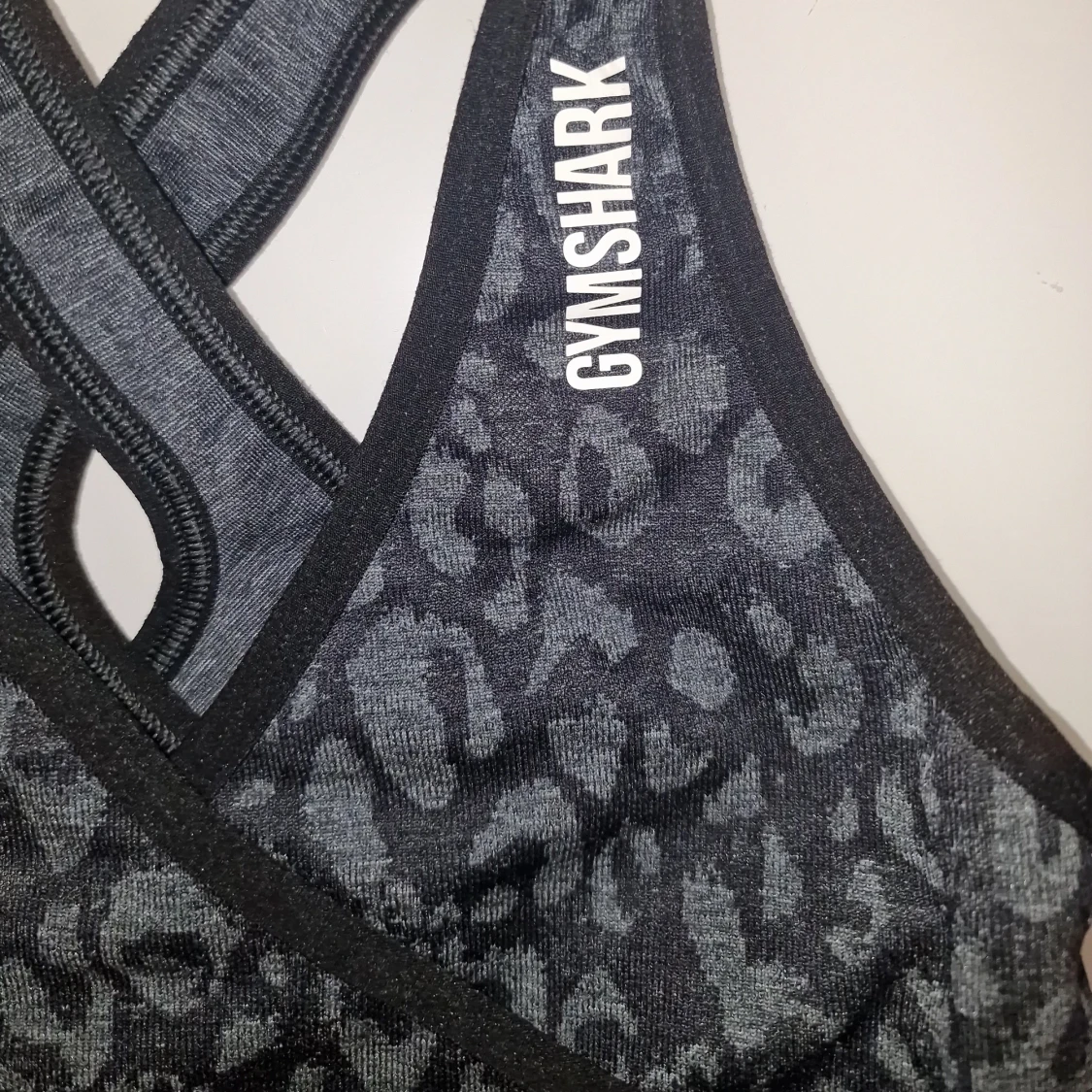 Leopardmönstrad sportbh från Gymshark - 2