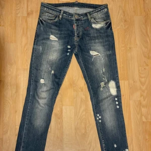 Dsquared2 Jeans - Tja säljer nu ett par feta Dsquared Jeans i nästintill nyskick, lämna gärna ett meddelande vid minsta intresse!