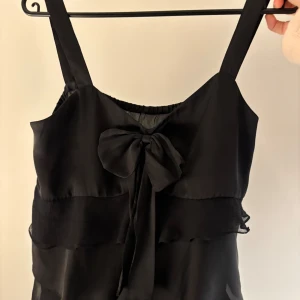 Svart ärmlös topp med volanger - En gammal topp från Zara , passar i både S och M💗