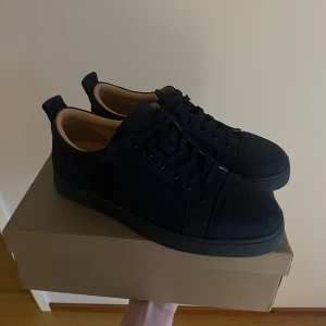 Christian loubitoon skor blå storlek 45 - Ett par feta, stilrena C.L skor i färgen blå. Storlek 45! Skicket är dunder så en stabil 10a på skick! För frågor eller funderingar så är det bara att höra av dig! Priser kan även diskuteras vid snabb affär. Hör av dig för funderingar!  REP