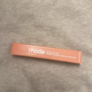 Rhode Peptide Lip Tint - Rhode Peptide Lip Tint i färgen 'Peach pit’ - köpt men aldrig använd. Skriv privat för mer bilder eller mer info❣️❣️