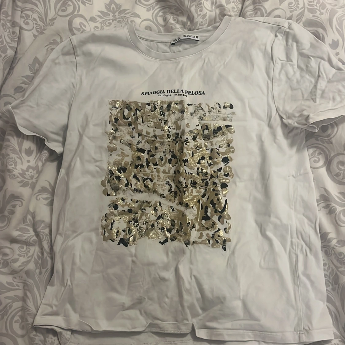 Vit t-shirt med leopardmönster från Zara
