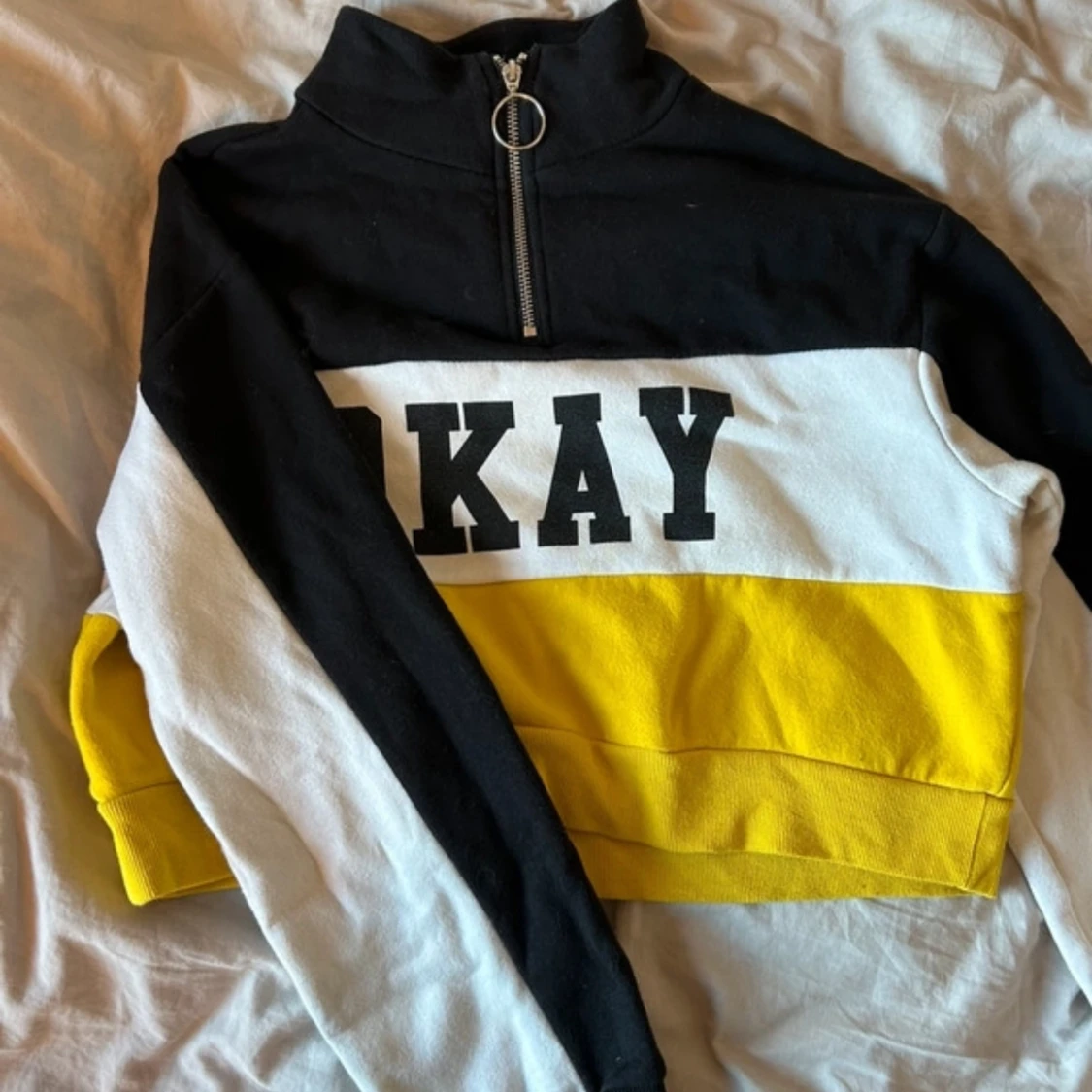 Svart, vit och gul croppad tröja med text croptop - 1