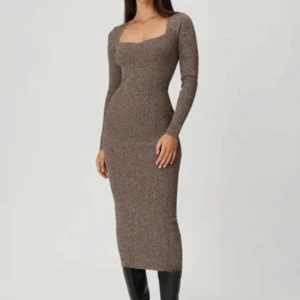 Adoore Roma Dress - Adoore Roma Dress i brunt. Använd en gång så i nyskick! Från djur- och rökfritt hem. 