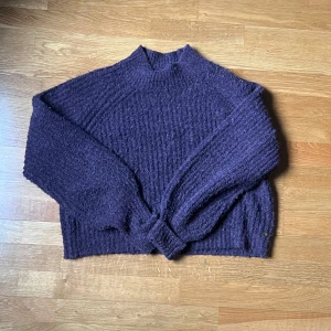 Lila stickad tröja från Pernilla Wahlgren - Lila stickad tröja från Pernilla Wahlgren i storlek M. Köpt secondhand så den är i använt skick🫶