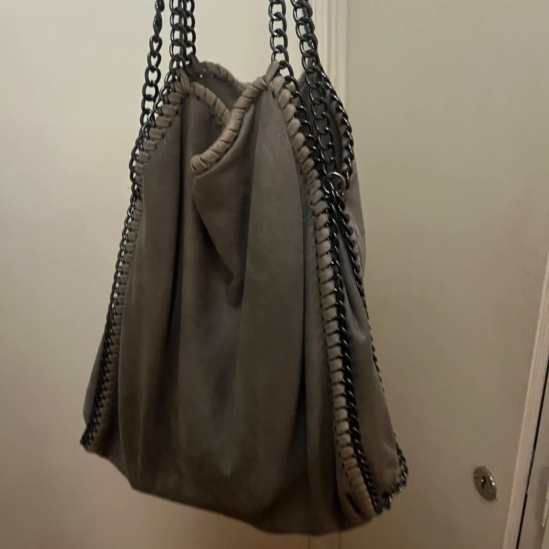 Grå axelväska med kedjedetaljer - 2