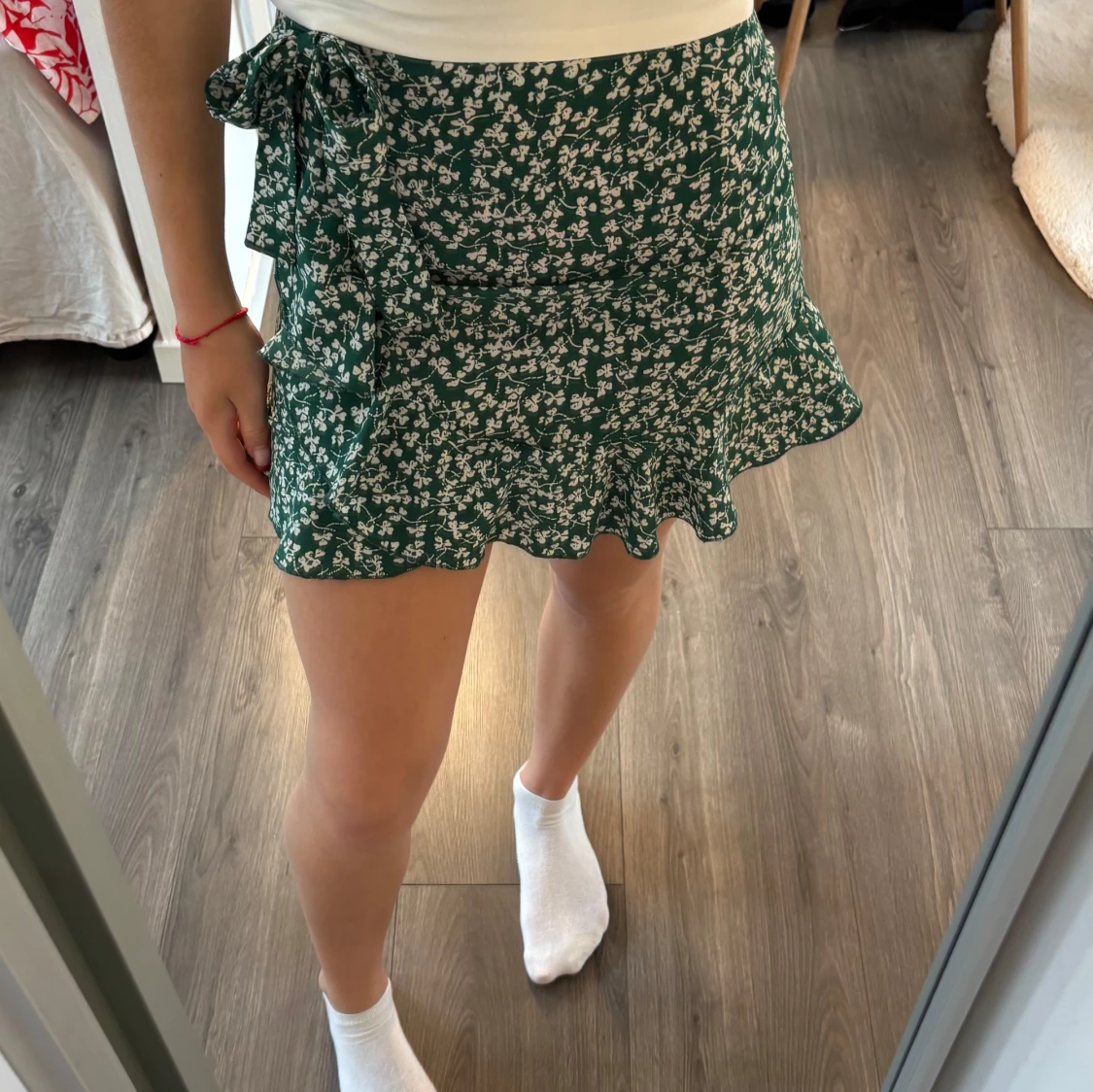 Grön blommig kjol med volang - 2