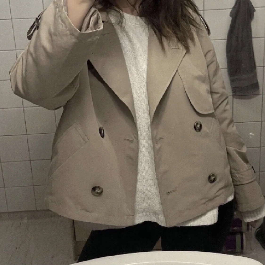 Beige kappa med knappar