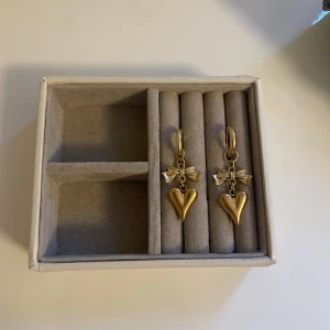 Hannah Earrings  - 65kr per par, gjorda i rostfritt stål vilket innebär att de inte färgar av sig eller tappar färg💞 Beställ via Plick eller Bernberg.quickbutik.se🤗