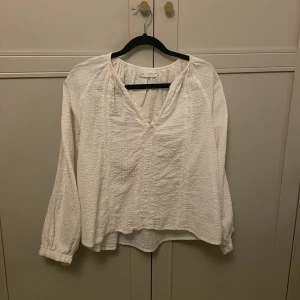 Söt blus - Superfin blus från zara i storlek 164 men passar mig perfekt som bär xs/s🙌🏼🙌🏼