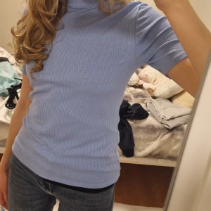 Ribbad topp🩵 - Jättesöt trekvartsärmad ljusblå tröja från amisu. New yorker🩵Den är I mycket fint skick och är storlek s. Så fin nu till våren 🌼