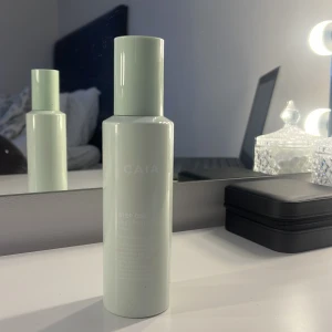 CAIA Step One Heat Protection - Snygg och stilren flaska från CAIA med värmeskydd för håret. Perfekt för att skydda mot värmeskador vid styling. Flaskan är ljusgrön och smidig att använda. Använd vid endast ett tillfälle så inprincip hela kvar! 