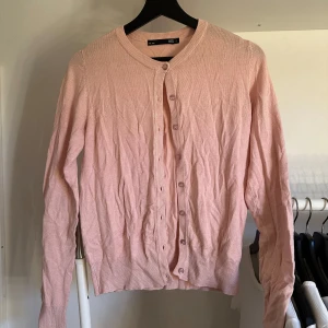 Puderrosa kofta - Superskön puderrosa kofta med knappar framtill. Aldrig använd.